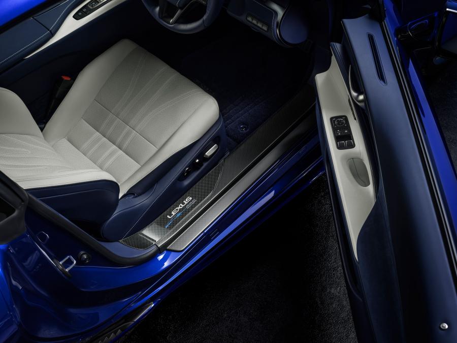 Интерьер Lexus LC500h Structural Blue 2018 года  (JP) (фото 3 из 6)
